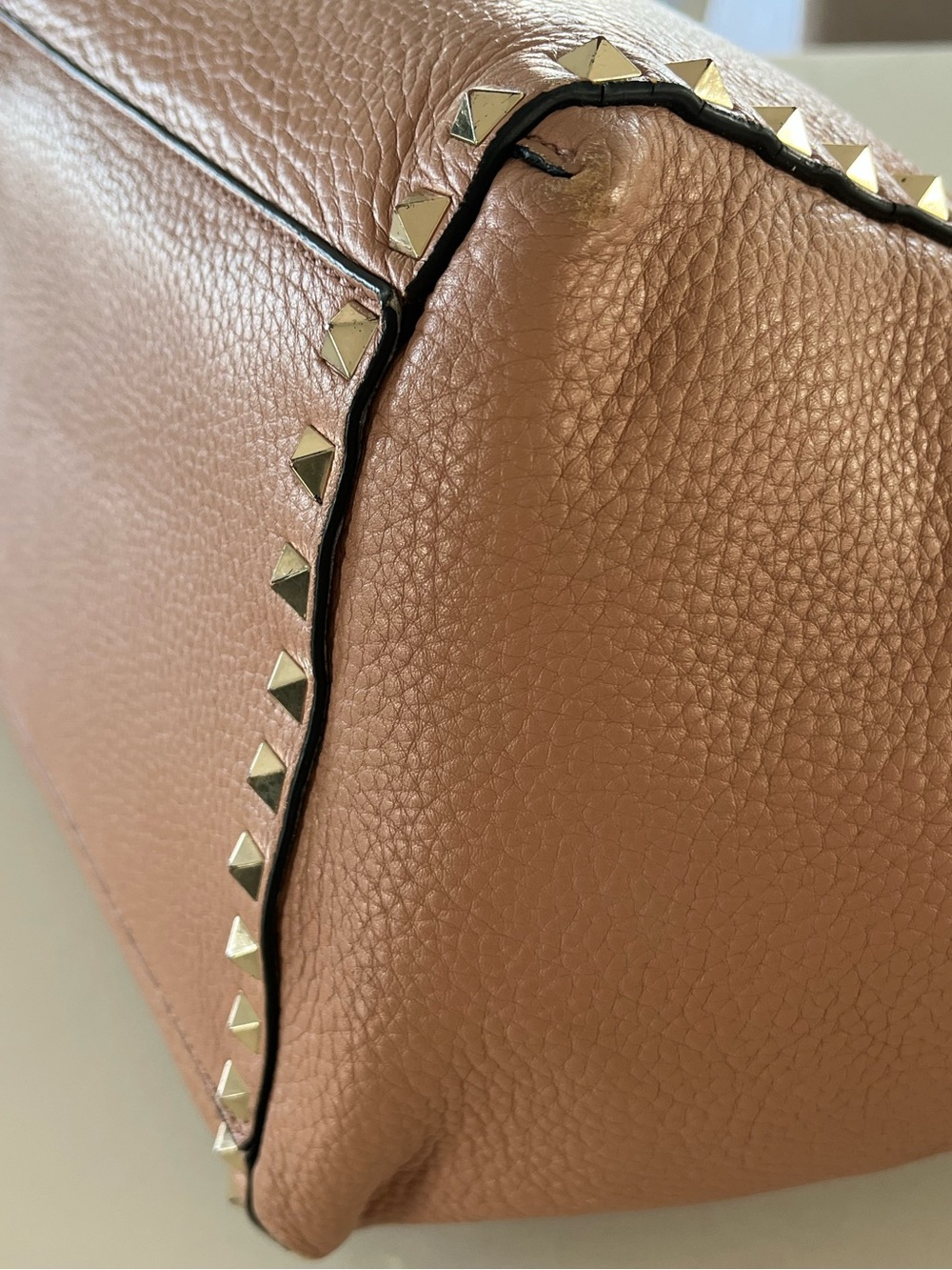 Valentino Garavani Rockstud Grainy Leather Drawstring Tote Dusty Rose / Camel - Picture 8 of 16